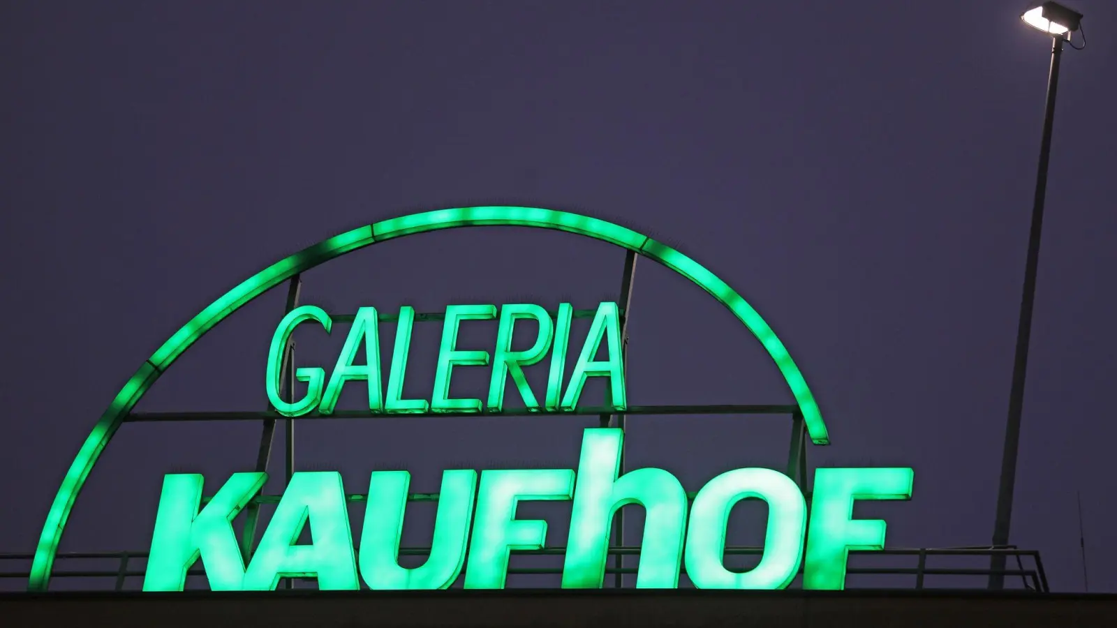 Galeria Karstadt Kaufhof befindet sich seit Jahren im Überlebenskampf, die derzeitige Energiekrise setzt der Warenhauskette erneut enorm zu. (Foto: Oliver Berg/dpa)