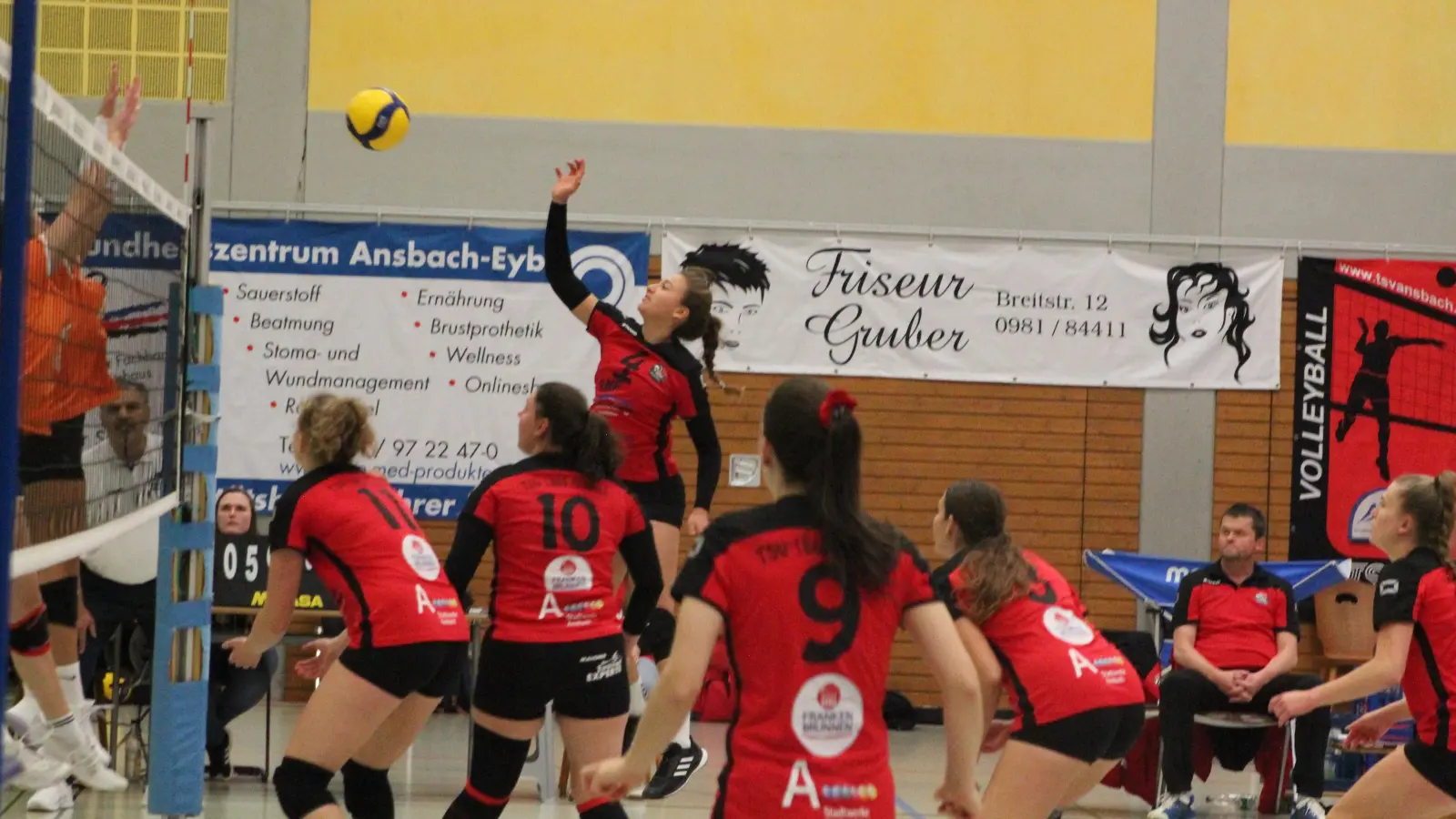 Sophia Botsch (oben), beobachtet von Thea Jüttner, Emilia Prib, Nina Retsch, Hanna Benecker, im Hintergrund Co-Coach Jörg Scholze und Luisa Scholze (von links) zählte auch diesmal zu den Leistungsträgerinnen beim TSV Ansbach. (Foto: Norbert Dietrich)