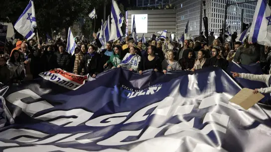 Tausende Unterstützer der umstrittenen Justizreform haben sich in Israel nach Aufrufen zu Gewalt gegen Journalisten und Aktivisten der Gegenseite versammelt. Medieberichten zufolge zufolge zogen rund 30.000 Demonstranten durch Tel Aviv. (Foto: Ilia Yefimovich/dpa)