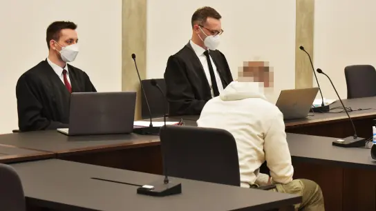 Der 43-Jährige (rechts) mit seinen Anwälten Patrick Schmidt (hinten rechts) und Marc-Oliver Sandner im Landgericht Nürnberg-Fürth.  (Foto: Manfred Blendinger)