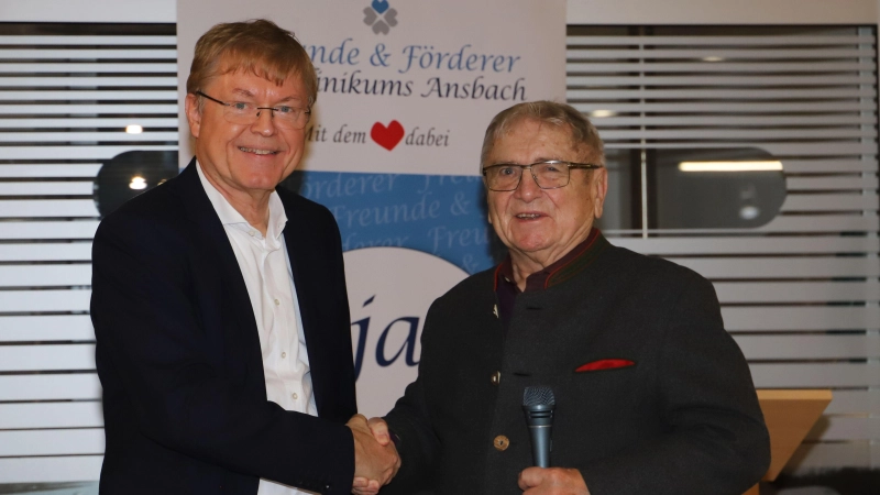 In jedem Szenario für ANregiomed hält Vorstand Dr. Gerhard Sontheimer (links) die Arbeitsplätze für sicher. Er referierte bei Ansbachs Klinikförderern, hier mit deren Chef Klaus Dieter Breitschwert. (Foto: Oliver Herbst)