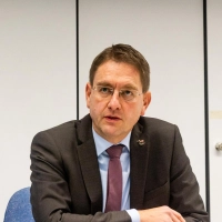 Landrat Dr. Jürgen Ludwig wehrt sich gegen den Vorwurf, er habe einer Abschaffung der Tele Stroke Unit in Dinkelsbühl das Wort geredet. (Archivbild: Evi Lemberger)