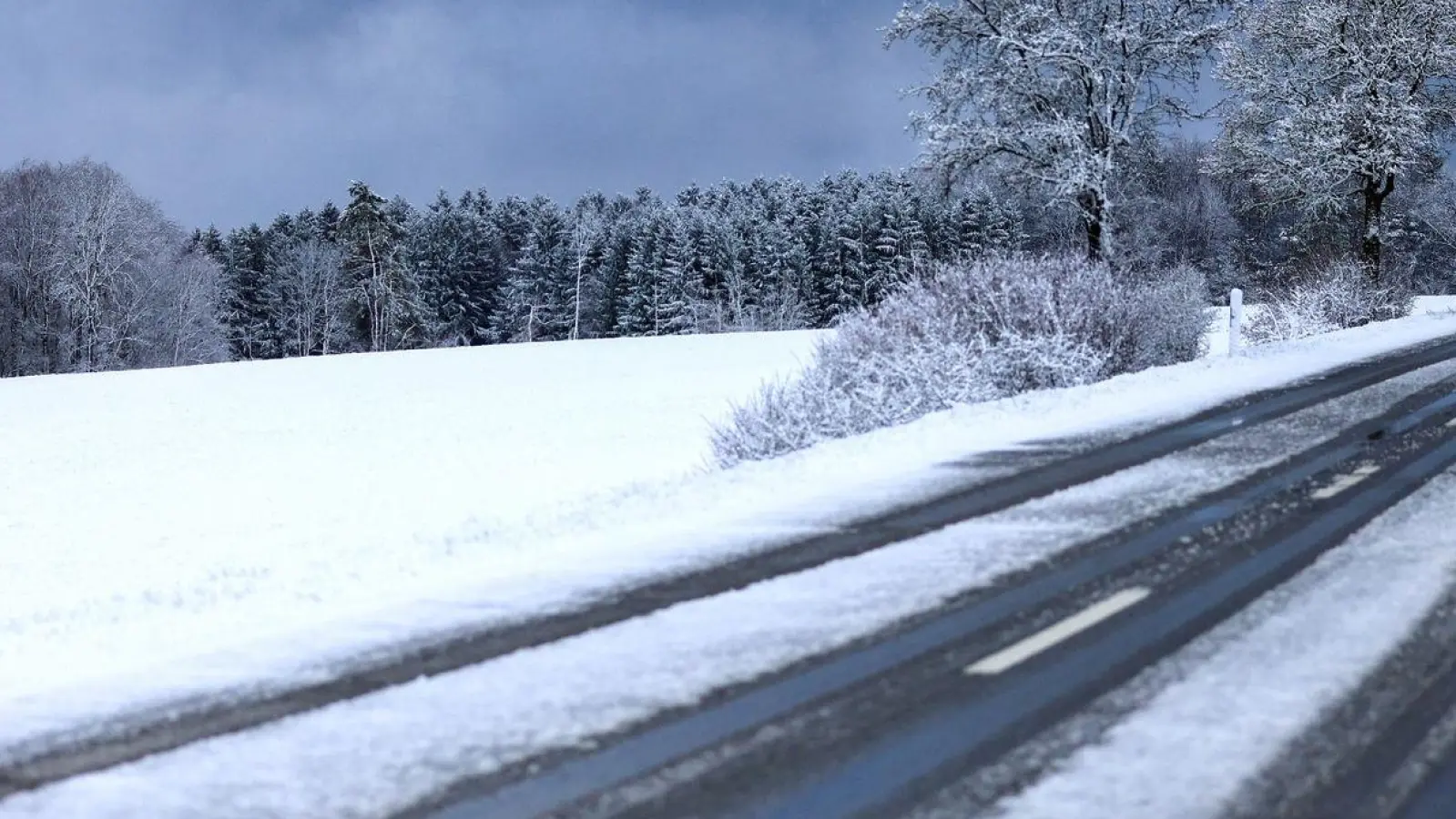 Auf der Schwäbischen Alb hat es über Nacht geschneit - ab 700 Metern blieb der Schnee sogar liegen. (Foto: Thomas Warnack/dpa)