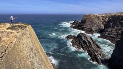 Steilklippen am Cabo Sardao in Portugal. Derzeit ist der Nordatlantik besonders warm. Wissenschaftler sind beunruhigt. (Foto: Manuel Meyer/dpa-tmn/dpa)