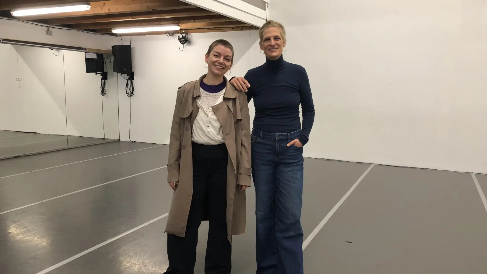 Die Tänzerin Andrea Greul (links) und die Regisseurin Daniela Aue in der „Tanthe“, einer neuen Spielstätte für Tanz und Theater in der Nürnberger Straße 61a. (Foto: Lara Hausleitner)