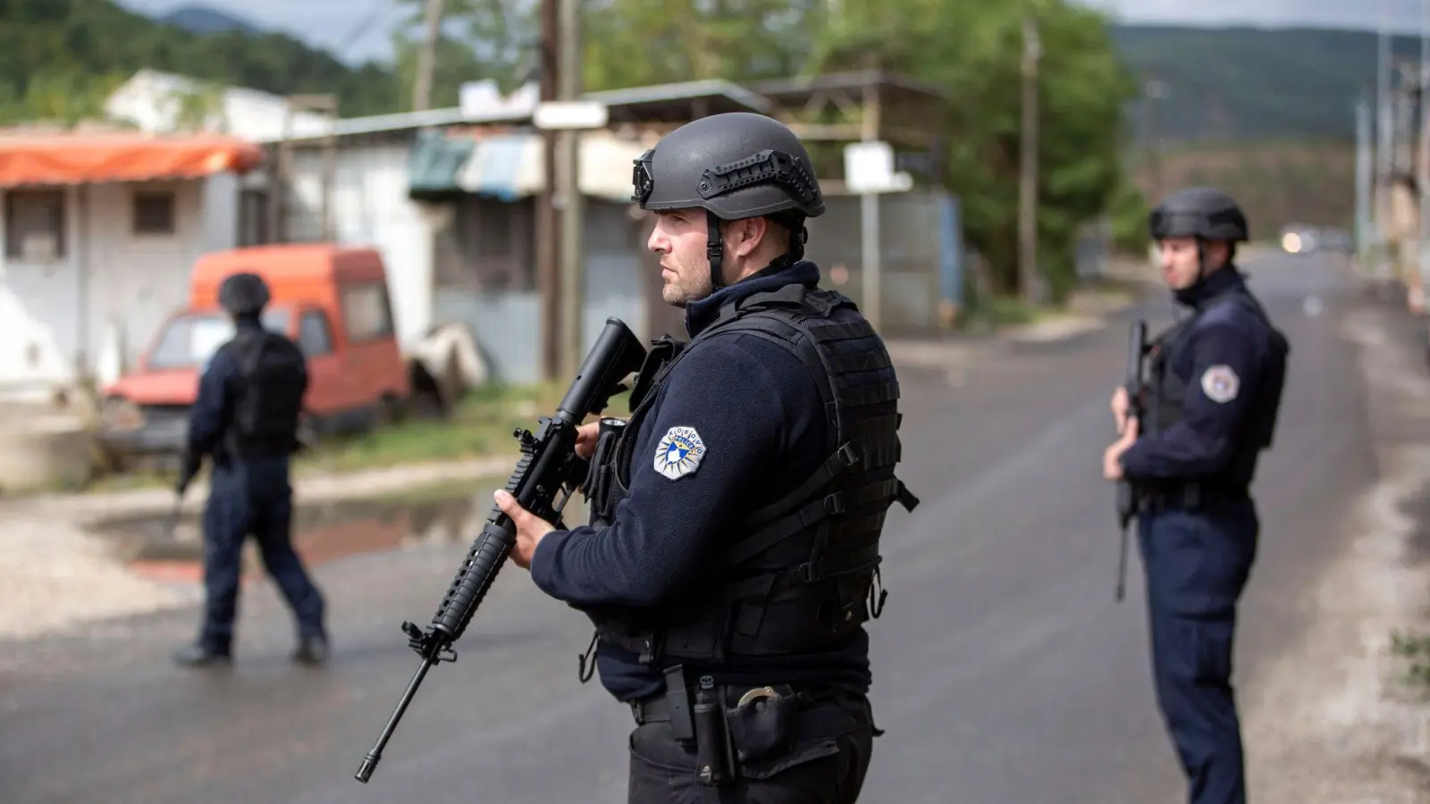 Kosovarische Polizisten sichern nach schweren Gefechten im serbisch bevölkerten Norden die Straße. (Foto: Visar Kryeziu/AP/dpa)