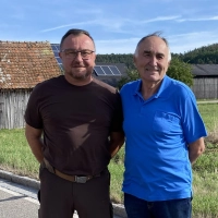 Willi Ballbach (rechts) und sein Lebensretter Norbert Kipf an der Stelle, an der sich ihre Wege kreuzten. Heute treffen sie sich regelmäßig. (Foto: Lisa-Maria Liebing)