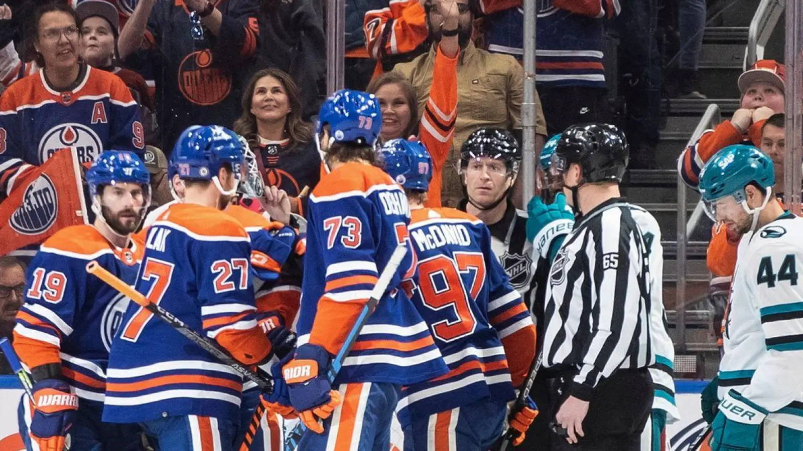 Eishockey: Marc-Edouard Vlasic (44) von den San Jose Sharks sieht zu, wie die Edmonton Oilers während des ersten Drittels ein Tor feiern. (Foto: JASON FRANSON/The Canadian Press/AP/dpa)