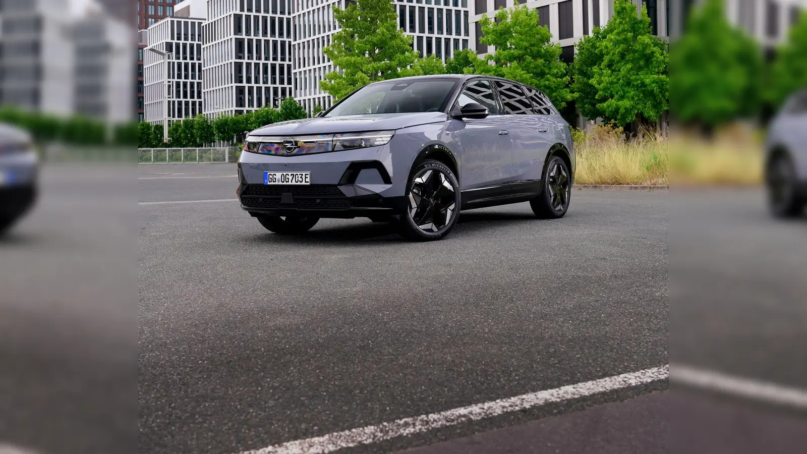 Mehr Leistung für die E-Version: Auf Wunsch bekommt der Opel Grandland einen zweiten Motor und damit 239 kW/325 PS. (Foto: Opel Automobile GmbH/dpa-tmn)