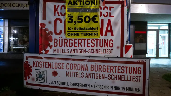 Werbung für ein Corona-Schnelltestcenter in München. (Foto: Sven Hoppe/dpa)