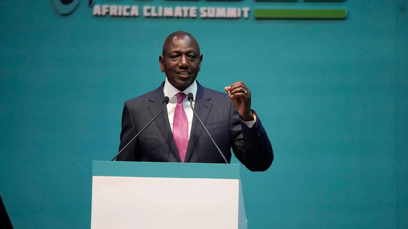 Kenias Präsident William Ruto spricht während des Afrikanischen Klimagipfels. (Foto: Khalil Senosi/AP/dpa)