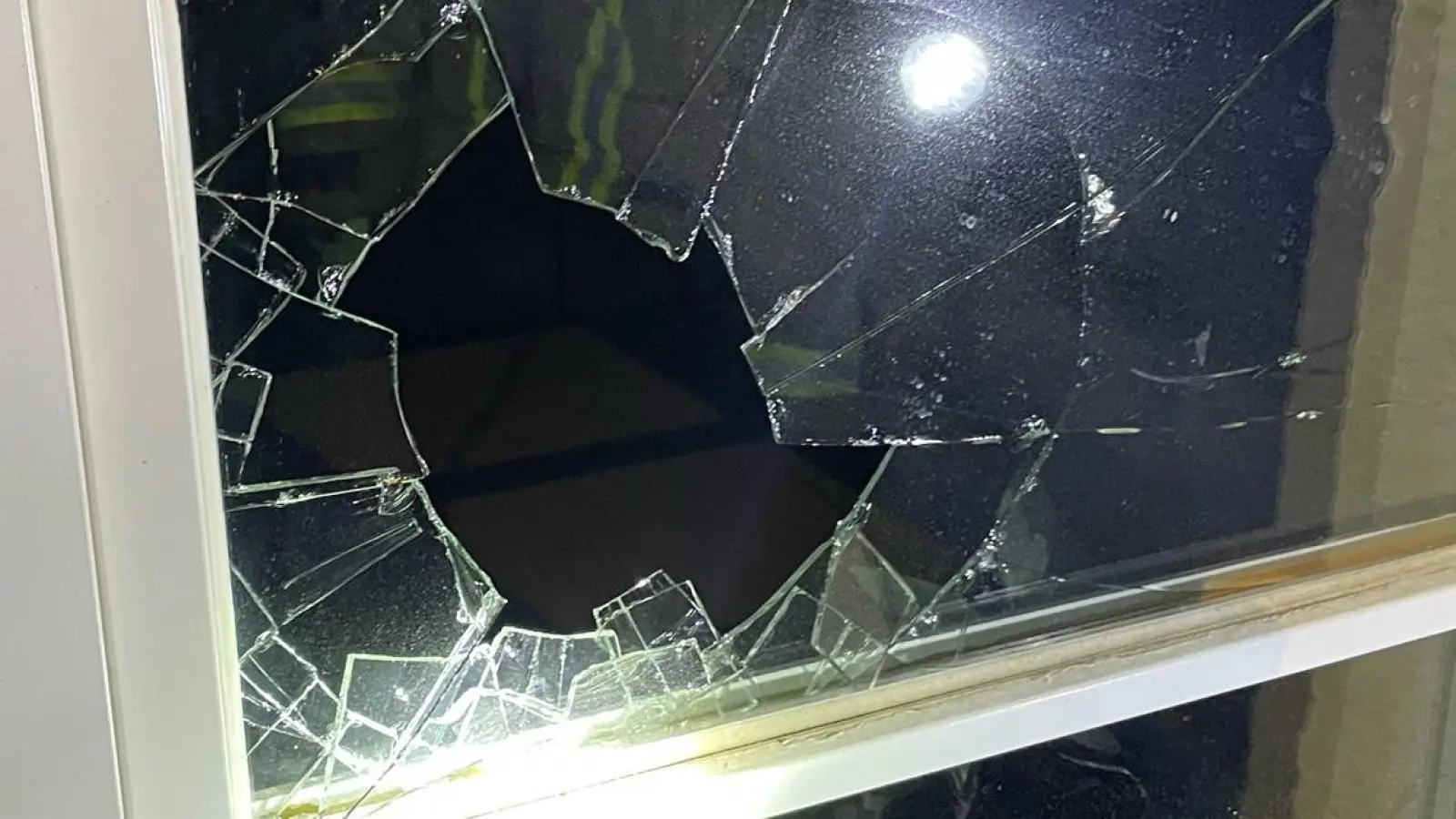 Eine Jugendgruppe schlug ein Kellerfenster der Güllschule ein und verschaffte sich Zugang zum Gebäude. (Foto: FFW/Steffen Beck)