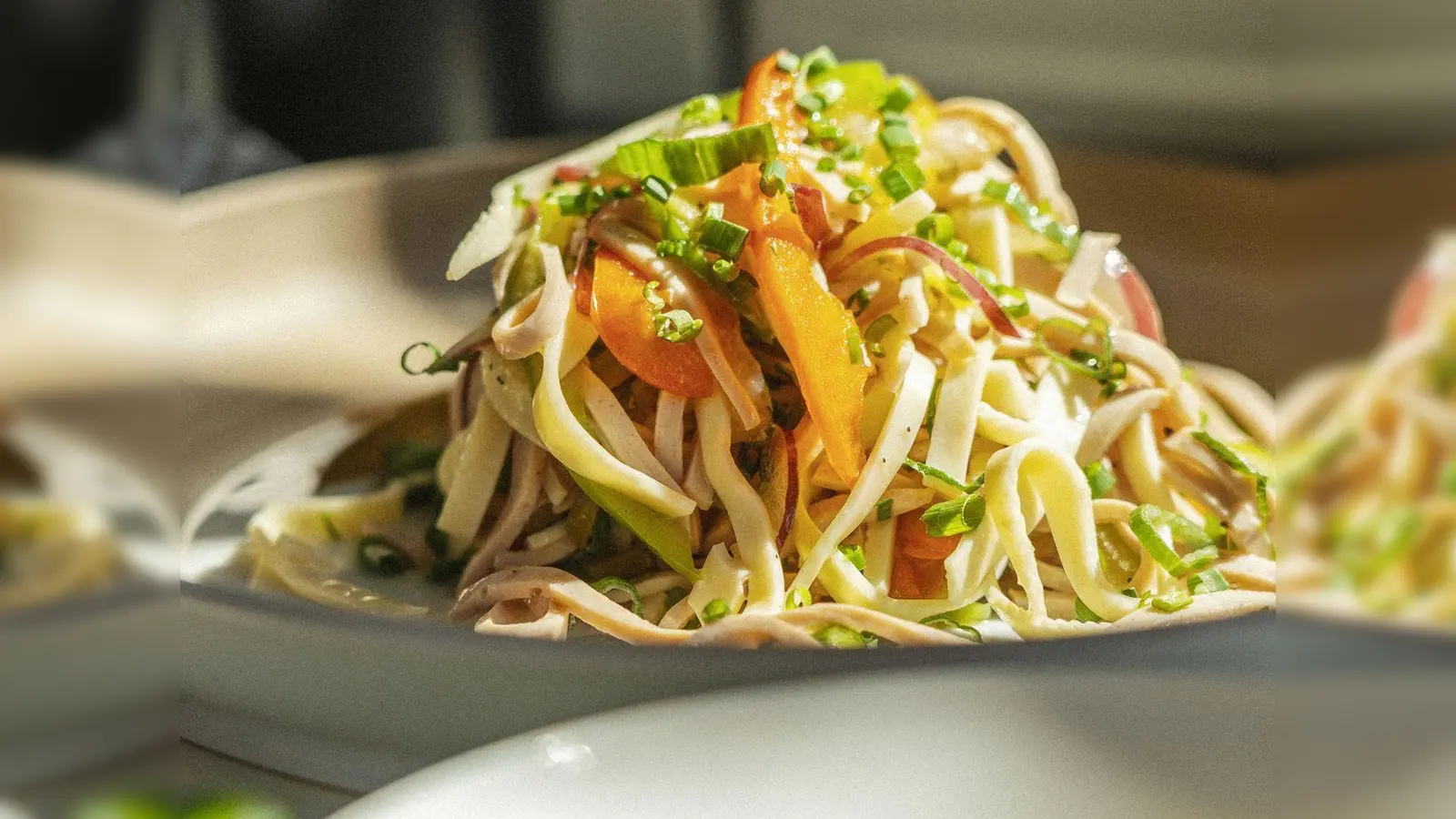 Kommt einem spanisch vor? Wurstsalat mit Frühlingszwiebeln kann auch in Form von einem Tapas-Salat zubereitet werden.  (Foto: Tom Herion/ars vivendi/dpa-tmn)