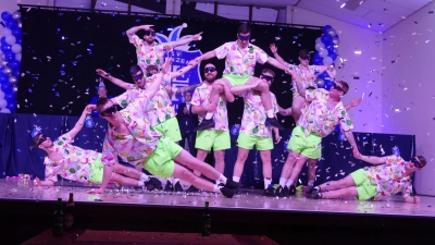 Bunt und schrill war der Auftritt des Männerballetts. (Foto: Helmut Meixner)