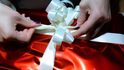 No, no, no statt Ho-ho-ho: Erscheint der Inhalt von verpackten Geschenken am Flughafen verdächtig, müssen sie gegebenenfalls geöffnet werden. (Foto: Peter Steffen/dpa/dpa-tmn)