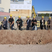 Claudia Botsch von der Regierung von Mittelfranken, Bauamtsleiter Thomas Draht, Stefan Böckler von der Firma Stein, Bürgermeister Sven Waidmann, Schulleiter Gerhard Bräunlein, sowie Sabine Soto und Pia Regner (von links) vom Büro ING+ARCH griffen beim offiziellen Startschuss zum Spaten. (Foto: Stefan Neidl)