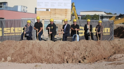 Claudia Botsch von der Regierung von Mittelfranken, Bauamtsleiter Thomas Draht, Stefan Böckler von der Firma Stein, Bürgermeister Sven Waidmann, Schulleiter Gerhard Bräunlein, sowie Sabine Soto und Pia Regner (von links) vom Büro ING+ARCH griffen beim offiziellen Startschuss zum Spaten. (Foto: Stefan Neidl)