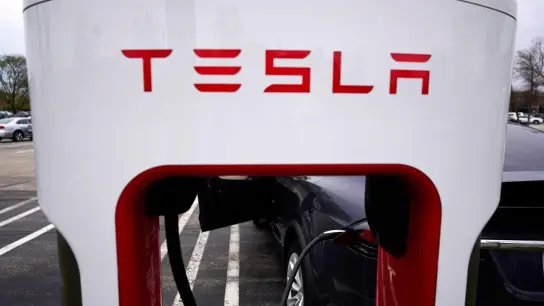 Alphabet und Amazon haben schon einen Aktiensplit angekündigt, nun folgt Tesla. (Foto: Nam Y. Huh/AP/dpa)