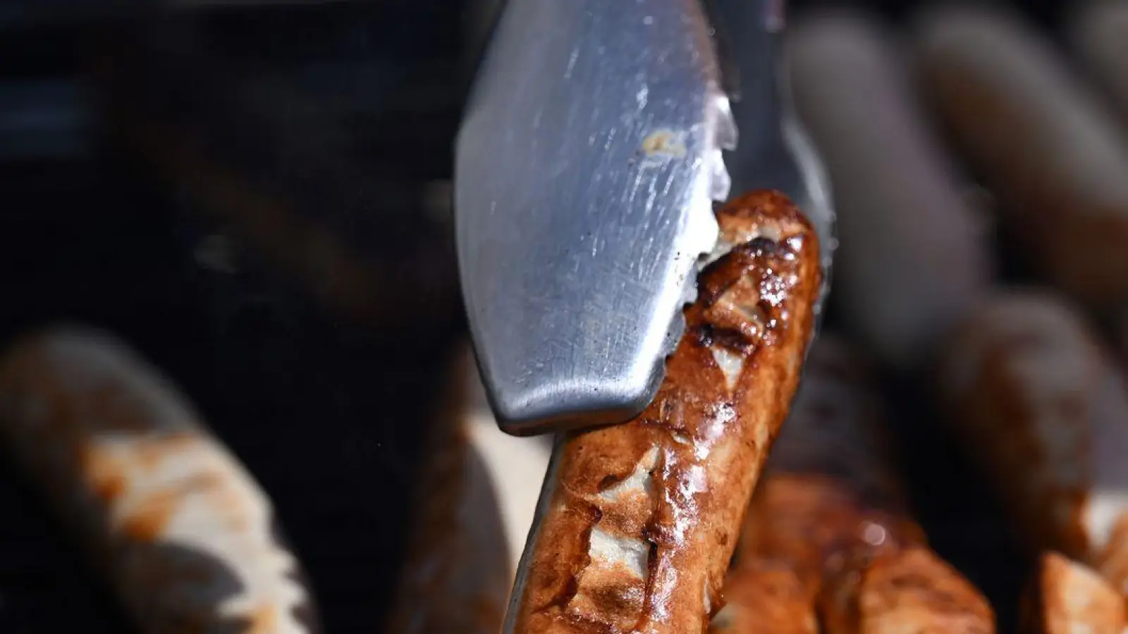 Fleisch auf dem Grill muss für viele sein. (Archivbild) (Foto: Martin Schutt/dpa)