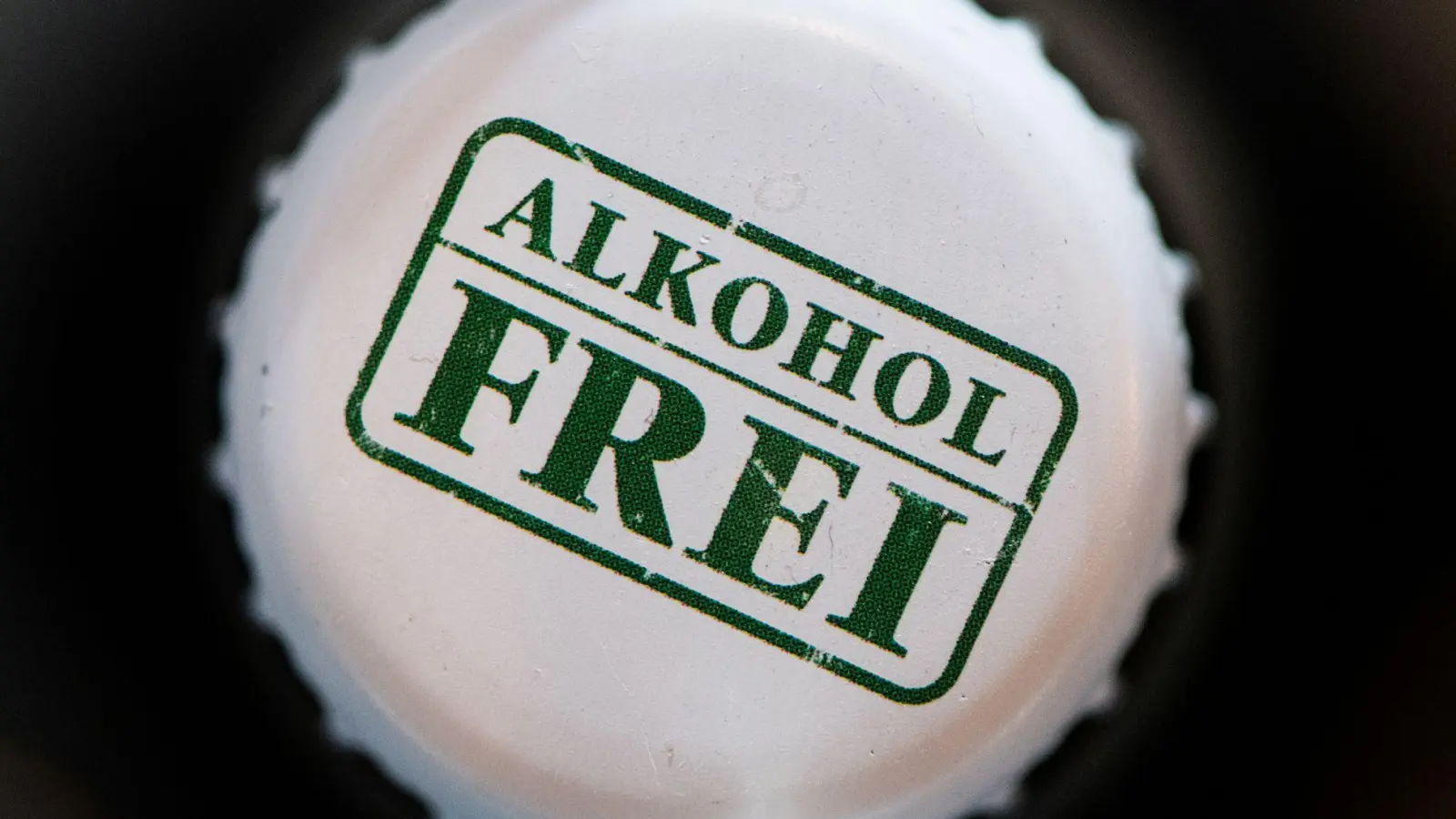 Besserer Schlaf, bessere Haut, bessere Stimmung: Ein Dry January kann viele positive Auswirkungen haben.  (Foto: Franziska Gabbert/dpa-tmn/dpa)