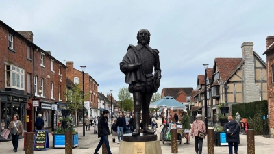 Eine Statue von William Shakespeare in der englischen Stadt Stratford-upon-Avon. (Foto: Julia Kilian/dpa)