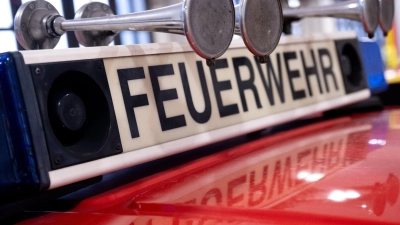 Ein Fahrzeug mit der Aufschrift „Feuerwehr“. (Foto: Sven Hoppe/dpa)