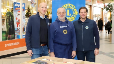 Lauter Kartons voller Bücher: Das Lions-Hilfswerk Ansbach bietet sie bei ihrem Flohmarkt an. Am Stand sind Oliver Lang-Beil, Sebastian Gramsamer und Armin Abendschein aktiv (von links). (Foto: Oliver Herbst)