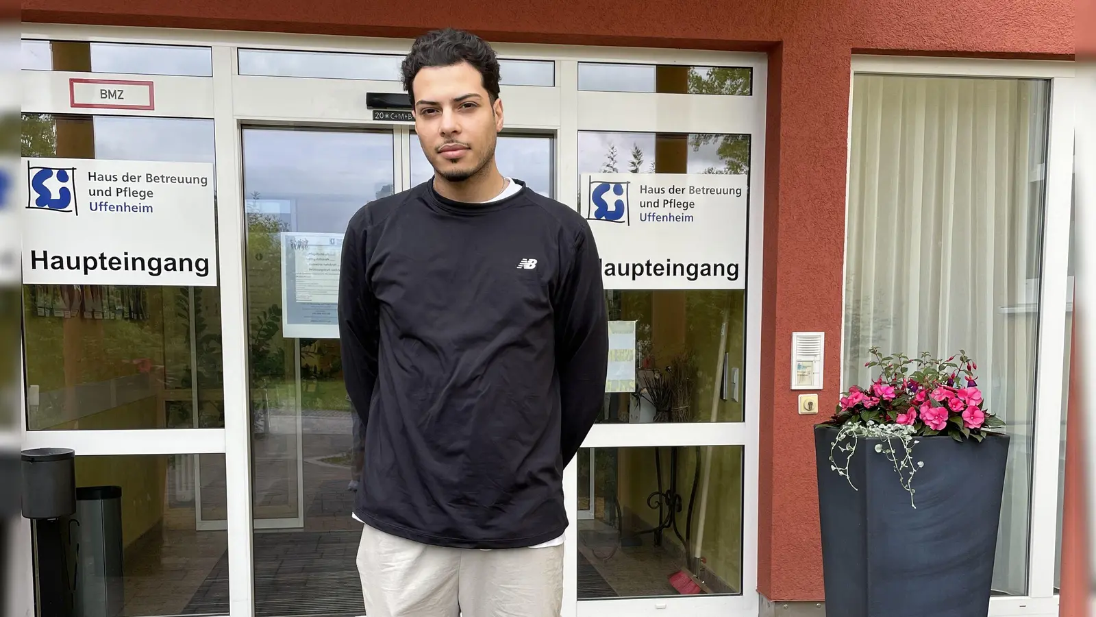 Fahad Bani Rikab vor seinem Ausbildungsbetrieb: Beim Haus der Pflege in Uffenheim hat der Iraker einen Ausbildungsvertrag unterschrieben. (Foto: Isgard Peter)