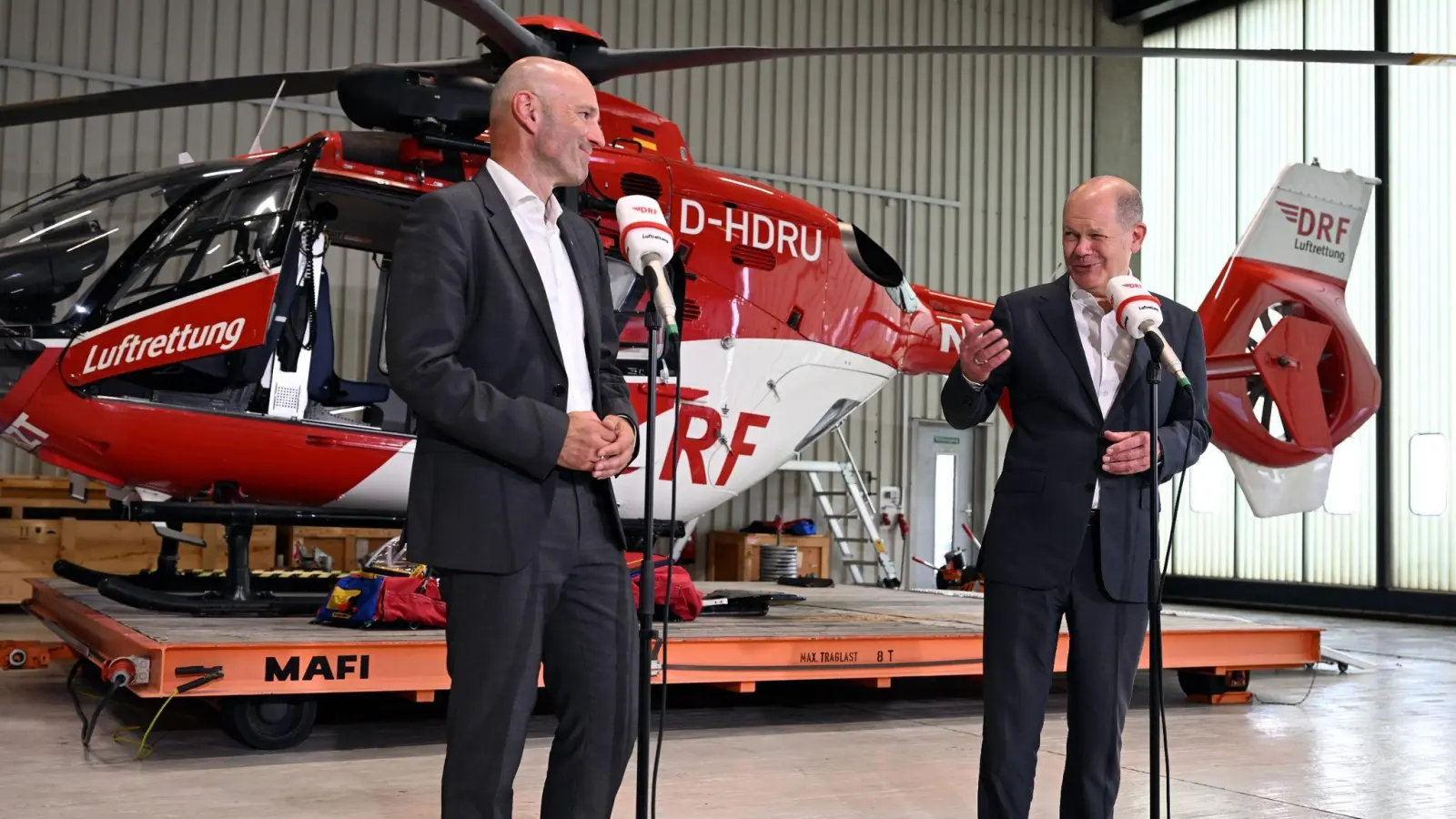 Bundeskanzler Olaf Scholz (SPD) besucht die beiden Stationen der DRF Luftrettung in Nürnberg und spricht neben Krystian Pracz, Vorstandsvorsitzender der DRF Luftrettung. (Foto: Pia Bayer/dpa)