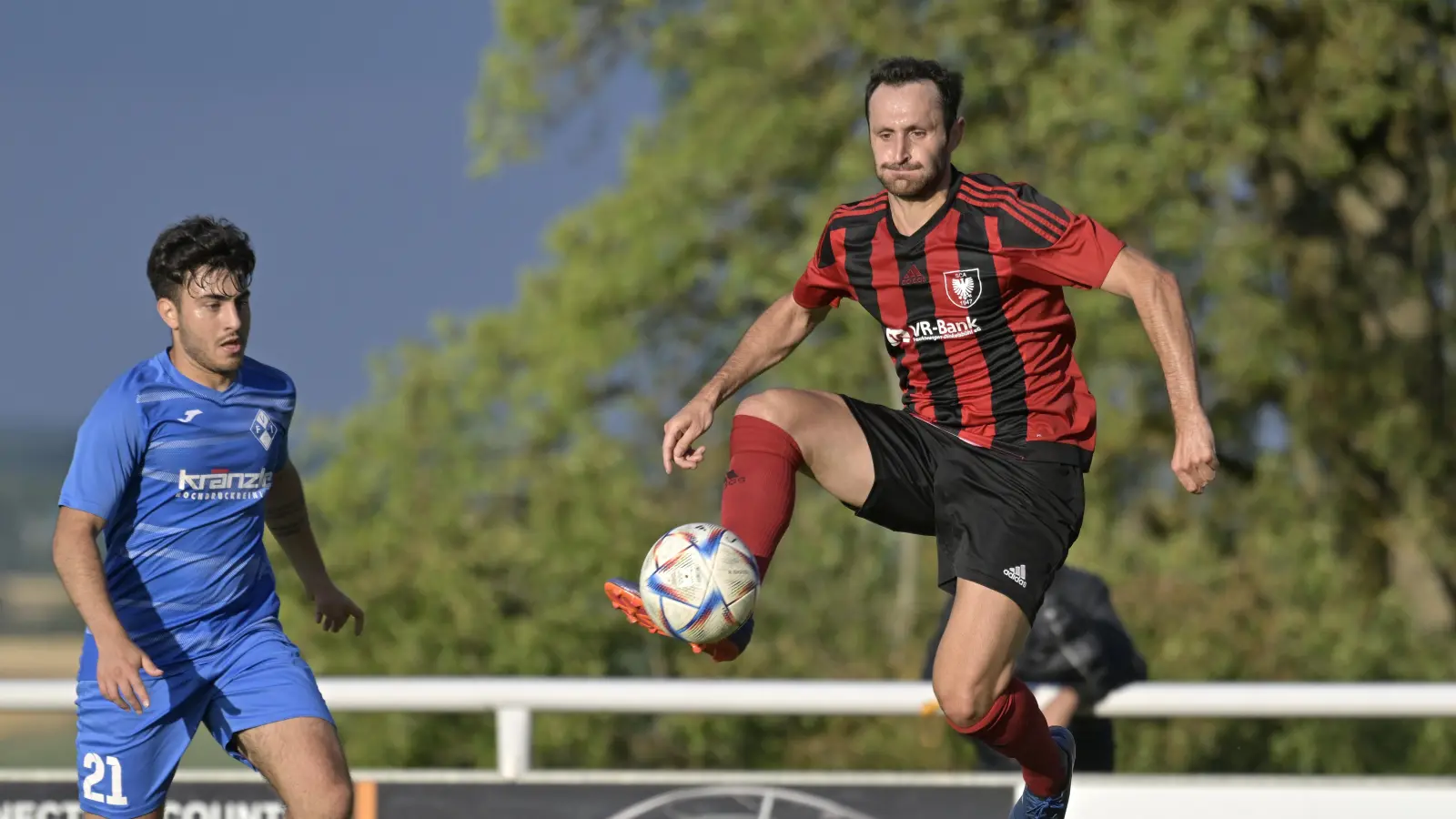 Diese Saison noch etwas Ladehemmung, nun im Urlaub: Simon Babel vom SC Aufkirchen (hier gegen den FV Illertissen II). (Foto: Martin Rügner)