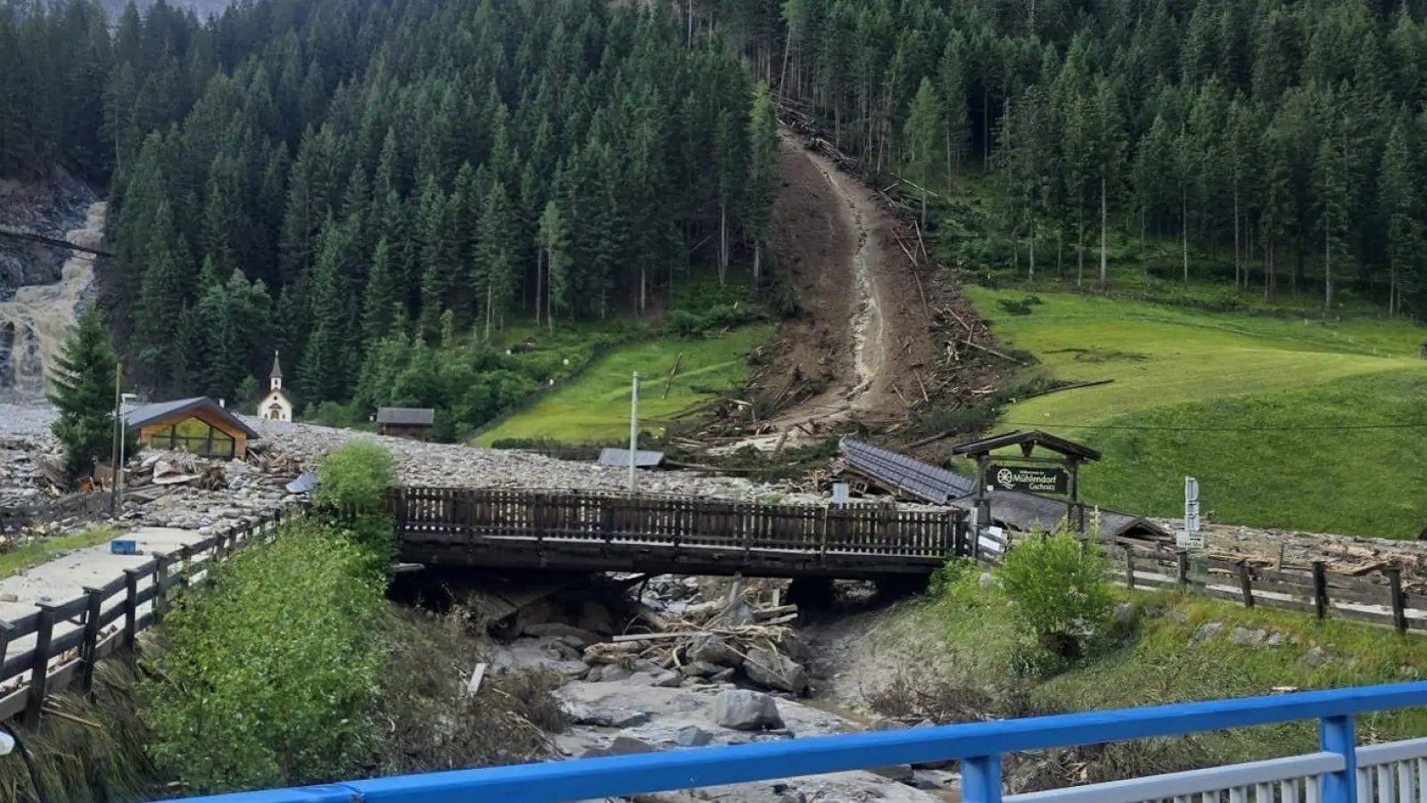 Die Wanderwege sind zu unsicher, Berghütten werden mit einem Helikopter evakuiert. (Foto: Unbekannt/BFV-IBK-LAND/APA/dpa)