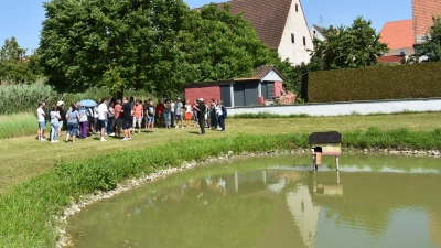 Ein Badeweiher mit Strandbadfeeling könnte sich Stadtplaner Jörg Franke am ehemaligen Löschteich gut vorstellen. Etliche Bürger waren von der Idee sofort angetan. Derzeit „baden“ dort nur Fische. (Foto: Ute Niephaus)