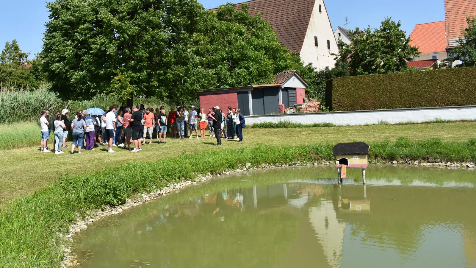 Ein Badeweiher mit Strandbadfeeling könnte sich Stadtplaner Jörg Franke am ehemaligen Löschteich gut vorstellen. Etliche Bürger waren von der Idee sofort angetan. Derzeit „baden“ dort nur Fische. (Foto: Ute Niephaus)