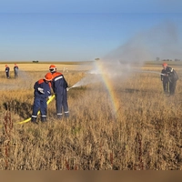 Das machte bei 32 Grad wirklich Spaß: seine Kameraden und Kameradinnen ein wenig nass zu spritzen und ihnen damit ein bisschen Kühlung zu verschaffen. (Foto: Rainer Weiskirchen)