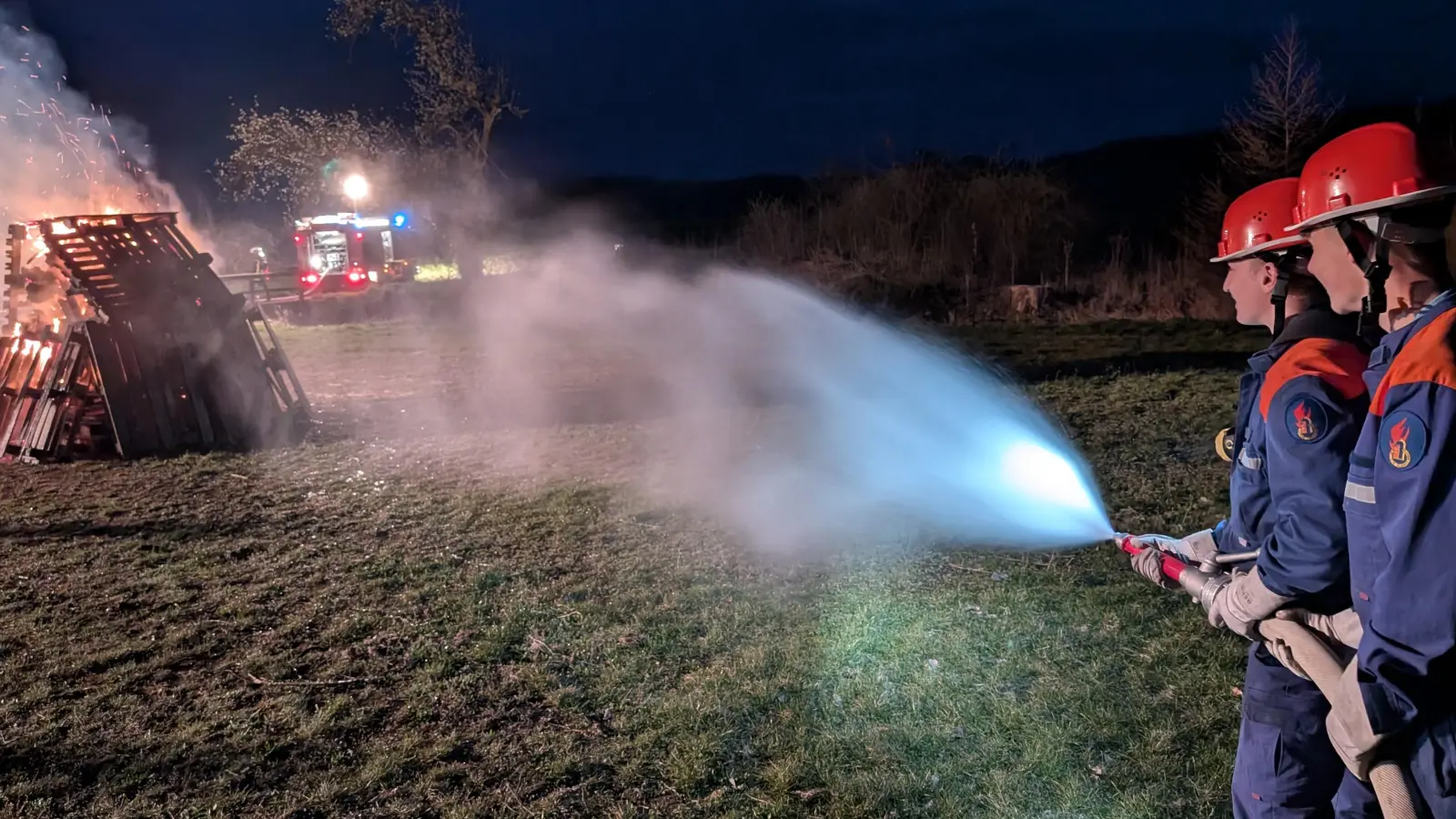 Gemeinsam geübt für den Ernstfall: Die Jugendfeuerwehren aus Nenzenheim und Sugenheim bewiesen Teamgeist. (Bild: Carmen Lechner)