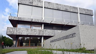 Karlsruhe hat ein Urteil aus Erfurt unter die Lupe genommen. (Archivbild) (Foto: Uli Deck/dpa)