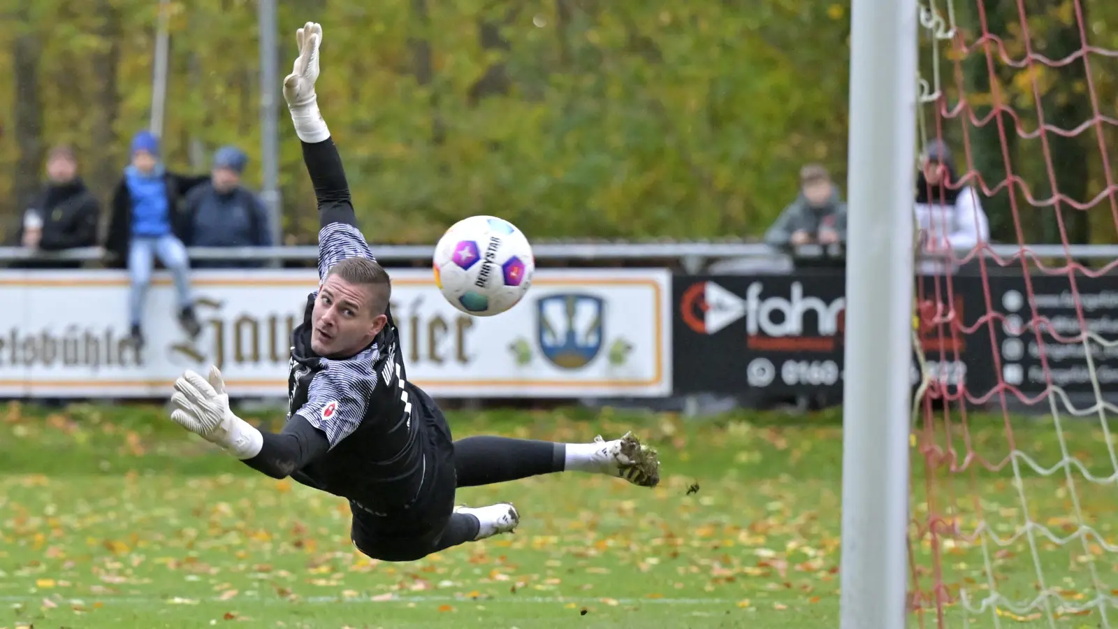 Da hilft das Strecken auch nichts, der Ball ist drin. Es ist nur eines von vielen Toren, die auf den Fußballplätzen der Region am Wochenende gefallen sind. Hier hat Mirza Hamzabegovic von den Spfr Dinkelsbühl das Nachsehen im Bezirksliga-Spiel gegen den FC/DJK Burgoberbach. (Foto: Martin Rügner)