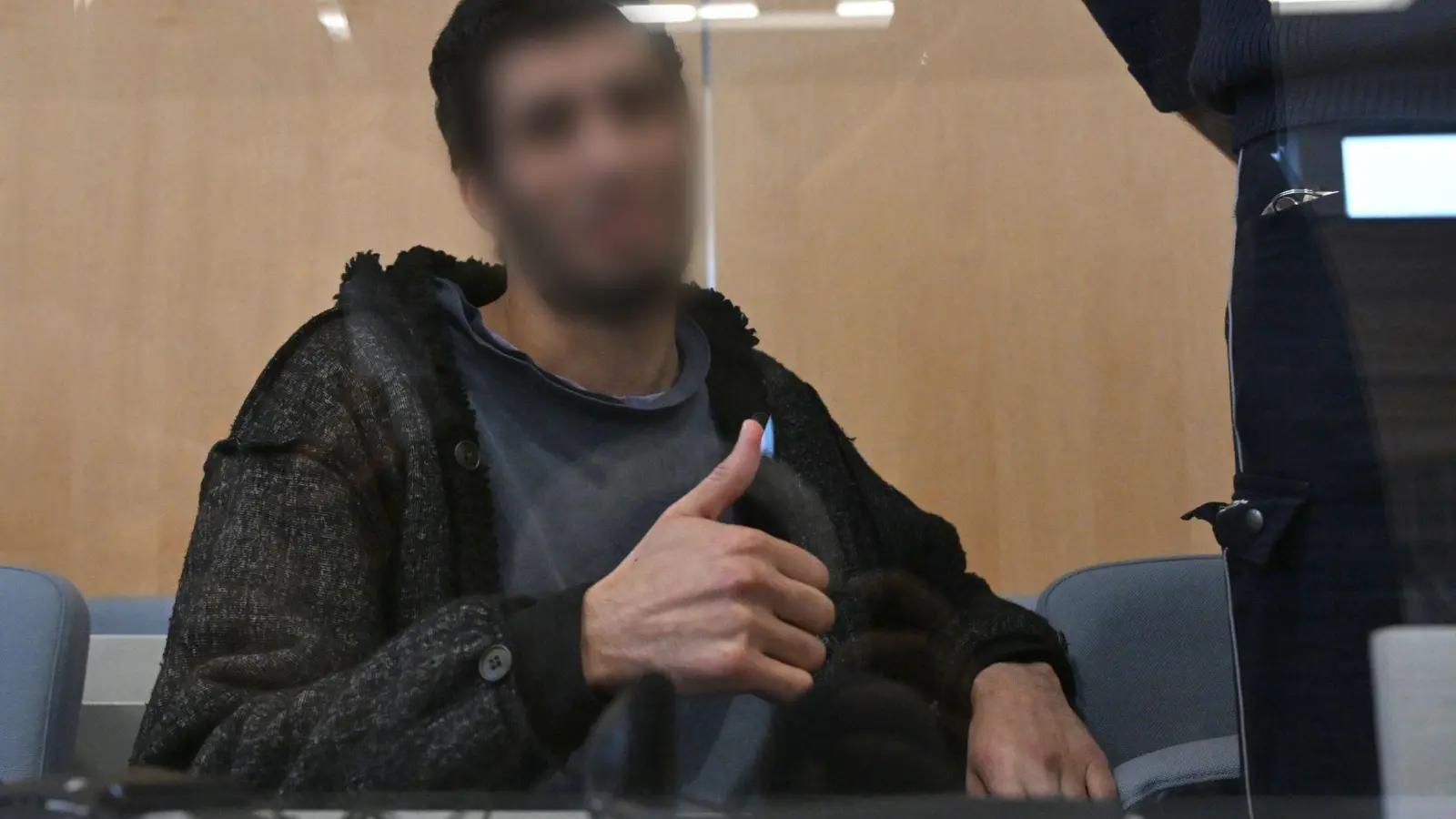 Issa al Hasan hatte bereits zu Prozessbeginn gestanden, den Messerangriff begangen zu haben.  (Foto: Federico Gambarini/dpa)