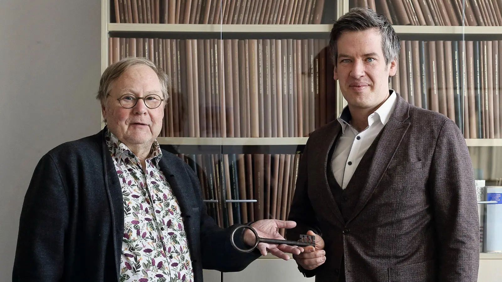 Bachwochen-Intendant Dr. Andreas Bomba übergibt symbolisch den Schlüssel an seinen Nachfolger Johannes Mnich. (Foto: Thomas Wirth)