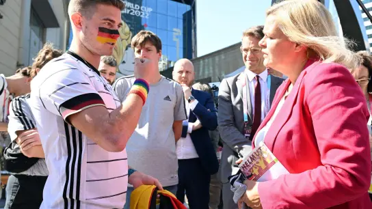 Bundesinnenministerin Nancy Faeser (SPD) spricht mit Deutschland-Fan Bengt Kunkel über den Vorfall im Stadion. (Foto: Federico Gambarini/dpa)