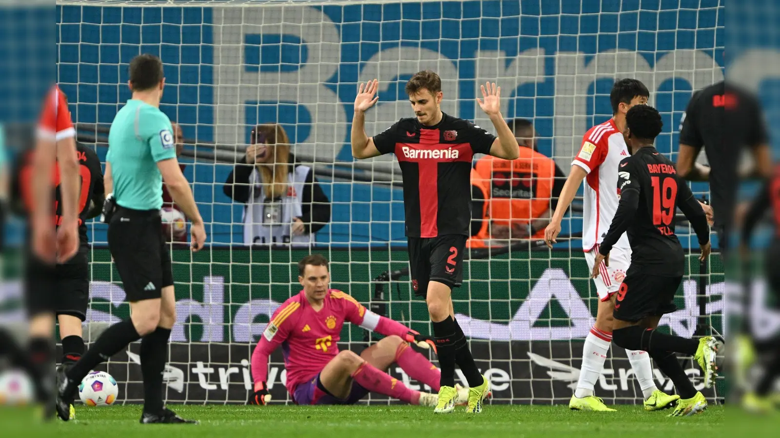 Leverkusens Josip Stanisic (M) wehrt nach seinem Tor zum 1:0 Jubelgesten ab. (Foto: Federico Gambarini/dpa)