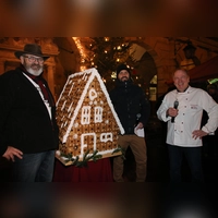 „Hier sind wir auf der Pole Position.” – die Bäckermeister Albert Hertlein (Brothaus), Florian Striffler und Walter Friedel (von links) freuen sich über den neuen Standort, prominent vor dem Rathaus. (Foto: Stefan Neidl)