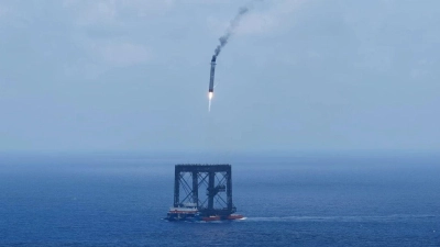 Auf dem Meer wird eine Stufe der neuen Rakete „Langer Marsch 10B“ aufgefangen. (Foto: Xing Guangli/XinHua/dpa)