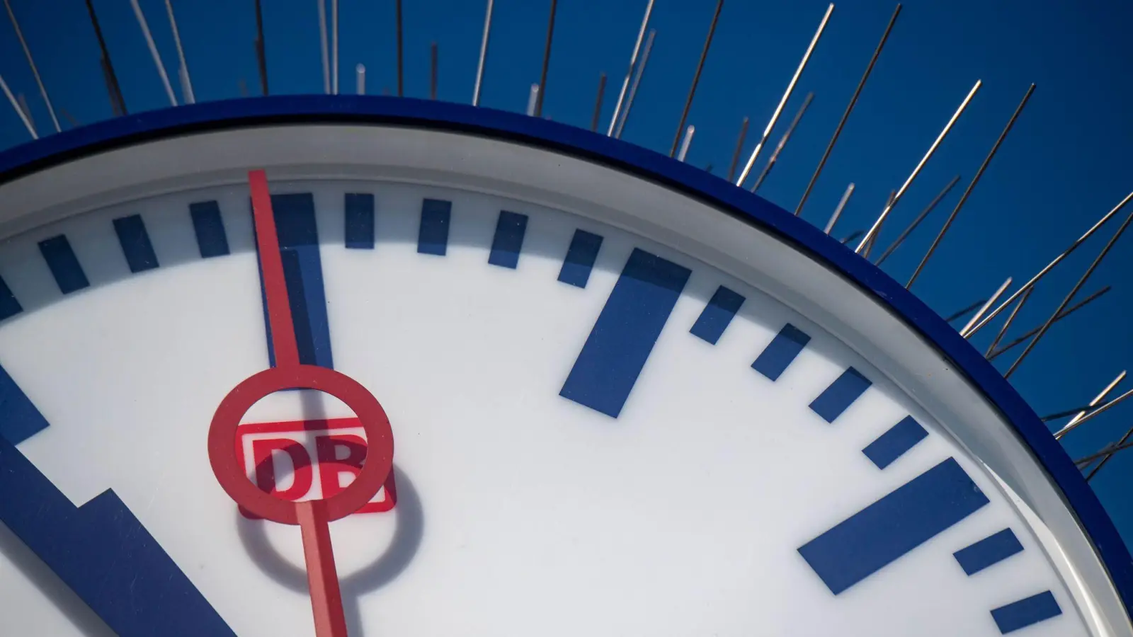 Reparaturen an einer Weiche in Wicklesgreuth und einem Güterzug bei Heilsbronn bremsten den Bahnverkehr aus. (Symbolbild: Jonas Walzberg/dpa)