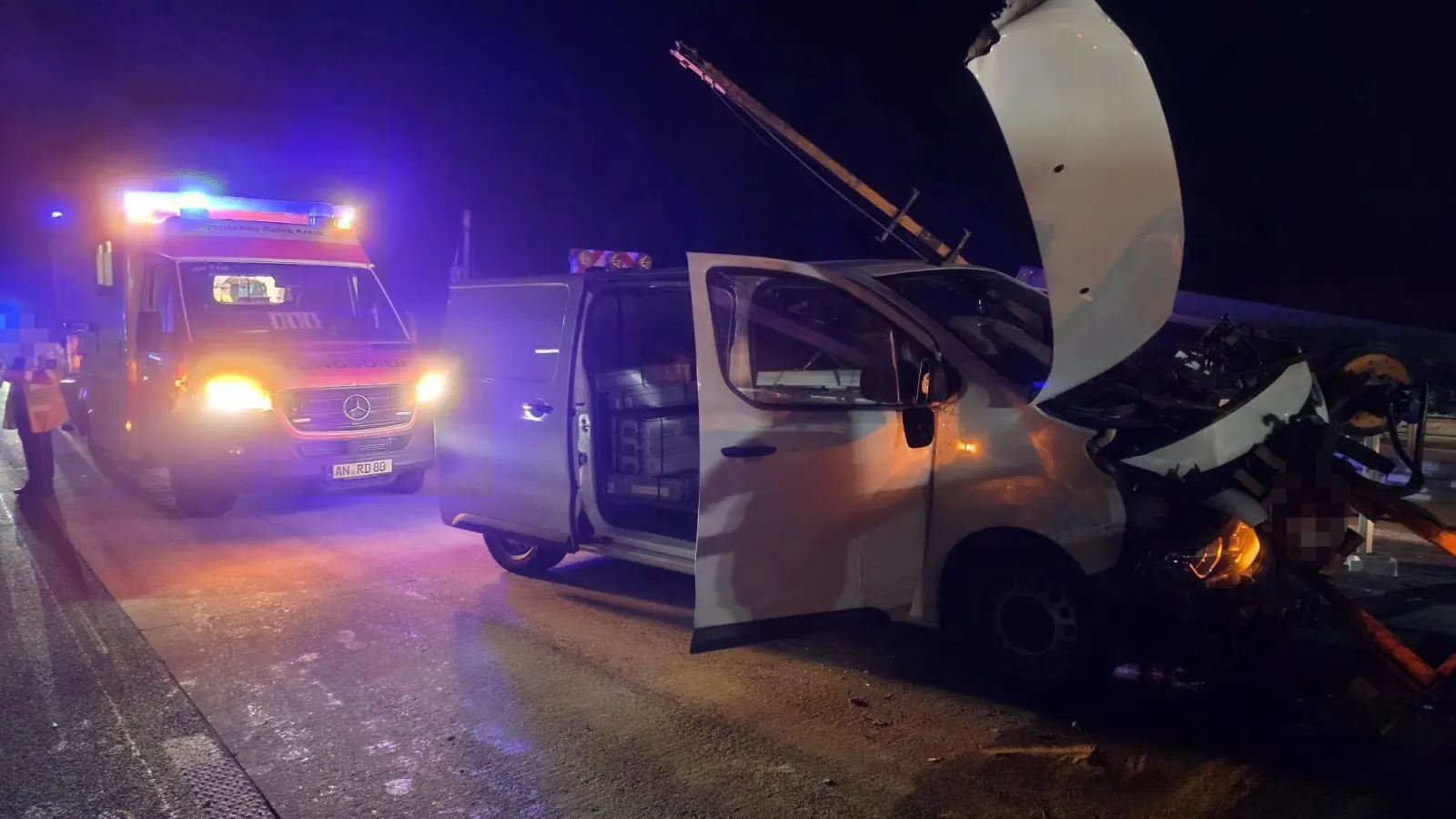 Der Transporter wurde massiv beschädigt. (Foto: Feuerwehr Feuchtwangen)