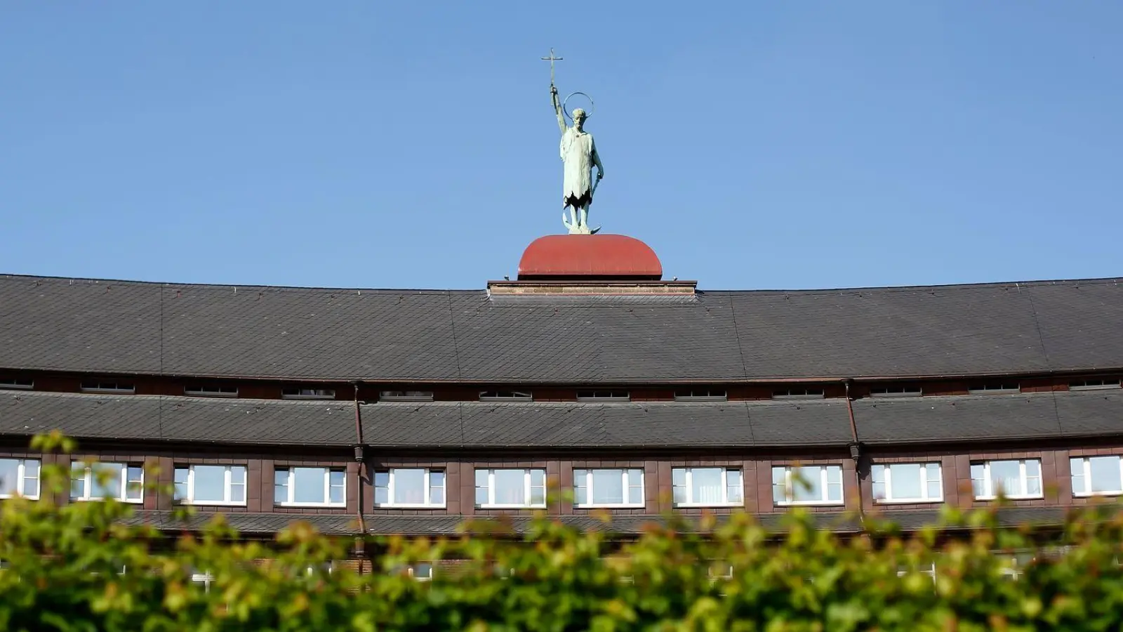 Ein Baby, das in der Helios St. Johannes Klinik behandelt wurde, wurde vermisst. (Symbolbild) (Foto: Ina Fassbender/dpa)