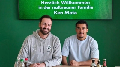 SpVgg-Kaderplaner Manuel Deißler (links) mit Neuzugang Ken Mata. (Foto: Tina Deißler)