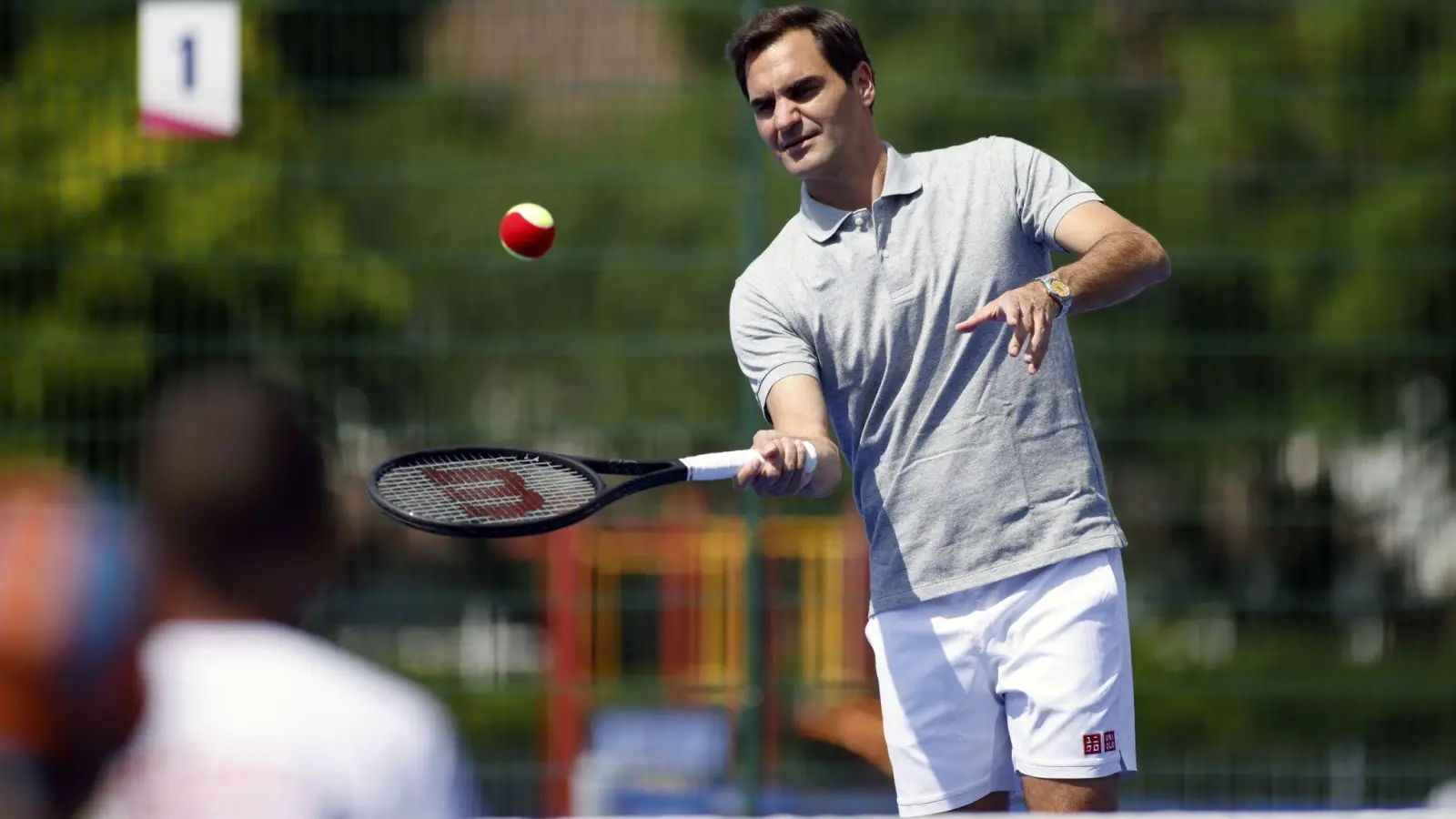 Roger Federer wird in Halle geehrt. (Foto: Steven Paston/PA Wire/dpa)