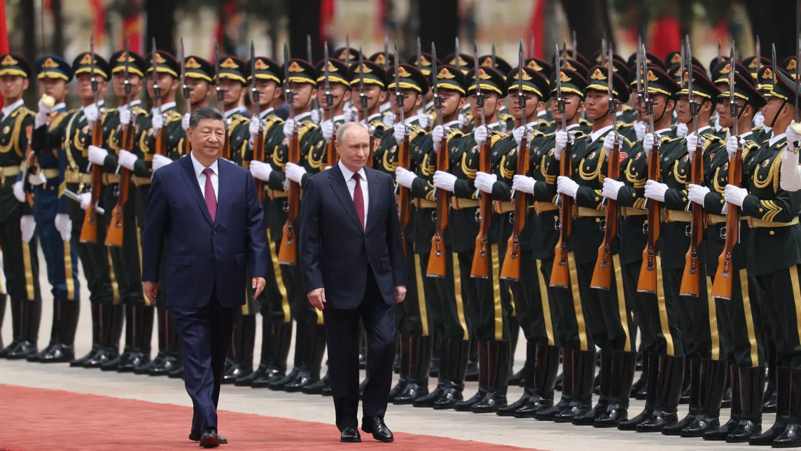 Kurz nach US-Präsident Donald Trump wird auch Kremlchef Wladimir Putin in Peking empfangen. (Foto: Maxim Shemetov/Pool Reuters/AP/dpa)