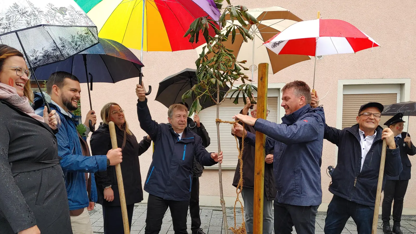 Im strömenden Regen pflanzten die Burgbernheimer Stadträtinnen und Stadträte einen Baum. Sie erfüllten damit ihren Job bei der Baumpflanz-Challenge. (Foto: Katrin Merklein)